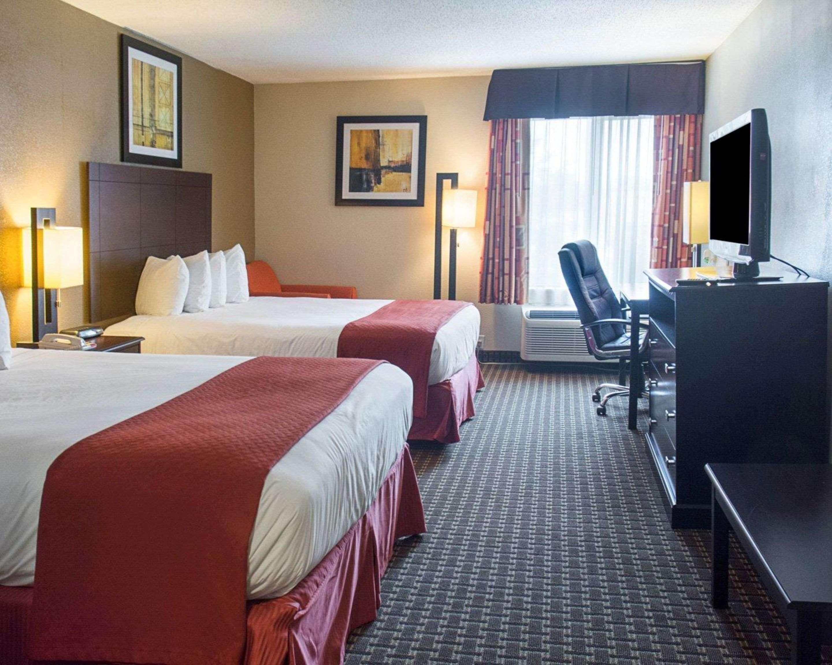 品质酒店及套房 斯坦福 外观 照片